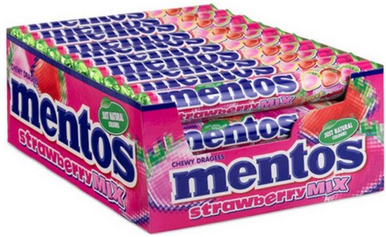 Displaydoos Mentos Strawberry Mix met kauwdragees, roze verpakking met aardbeienafbeeldingen en 'Just Natural Colours' logo.