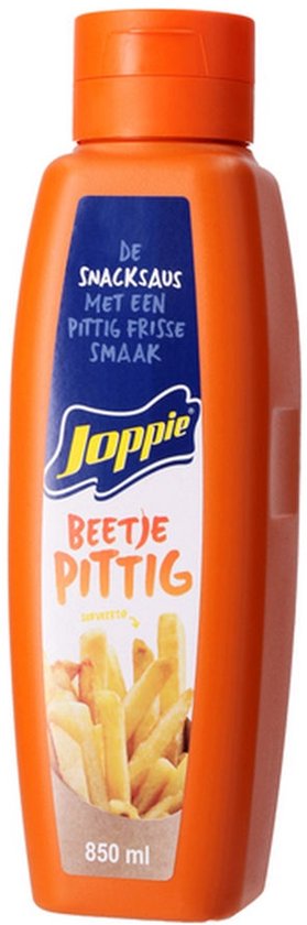 Oranje knijpfles Joppie Beetje Pittig saus, 850 ml, met blauw label en afbeelding van frietjes.