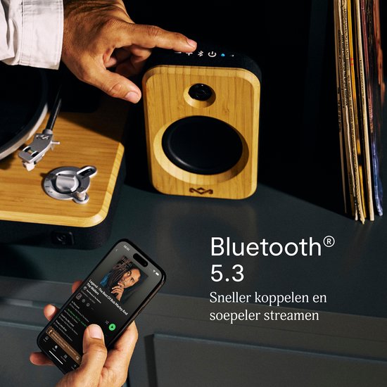 Hand bedient draadloze bamboe luidspreker via een smartphone met Bluetooth 5.3.