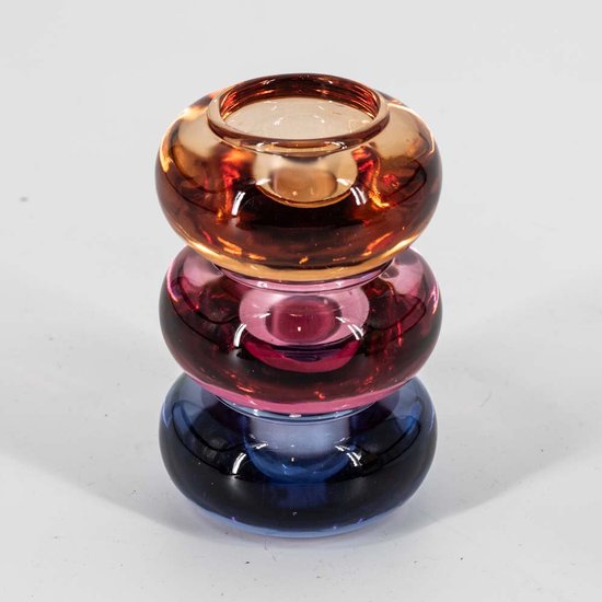 Stapelbare kandelaar van drie glazen ringen in amber, roze en blauw.