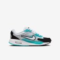 Zijaanzicht van de Air Max Solo met witte swoosh, zwarte neus, turkooise details en Air-demping in de zool.
