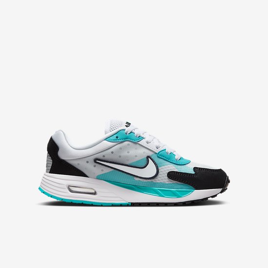 Zijaanzicht van de Air Max Solo met witte swoosh, zwarte neus, turkooise details en Air-demping in de zool.
