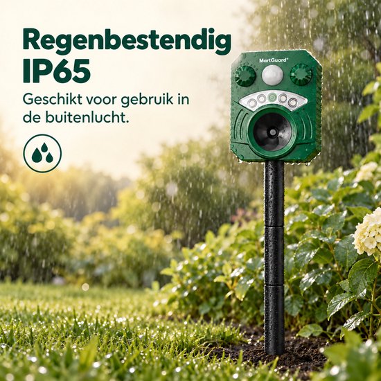 Regenbestendige MartGuard IP65 verjager op paal tijdens een regenbui in de tuin.