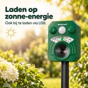 MartGuard verjager met zonne-energie en oplaadbare USB-functie in een tuin.
