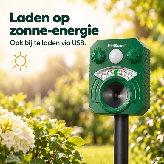 MartGuard verjager met zonne-energie en oplaadbare USB-functie in een tuin.