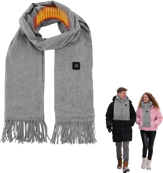 Grijze verwarmde sjaal met franjes, naast een stel dat de sjaals draagt tijdens een wandeling.