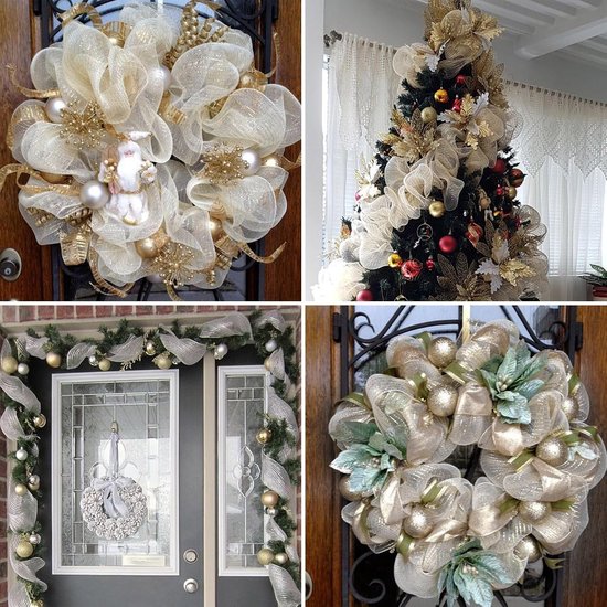 Kerstdecoratie met wit en goudkleurig gaaslint, kransen en een versierde boom met kerstballen.