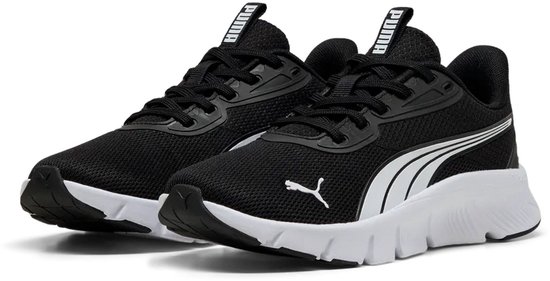 Zwarte Puma FlexFocus Lite sneakers met witte zool en iconisch PUMA-logo.