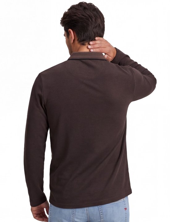 Achteraanzicht van een man in een bruine poloshirt met lange mouwen, met zijn hand in zijn nek.