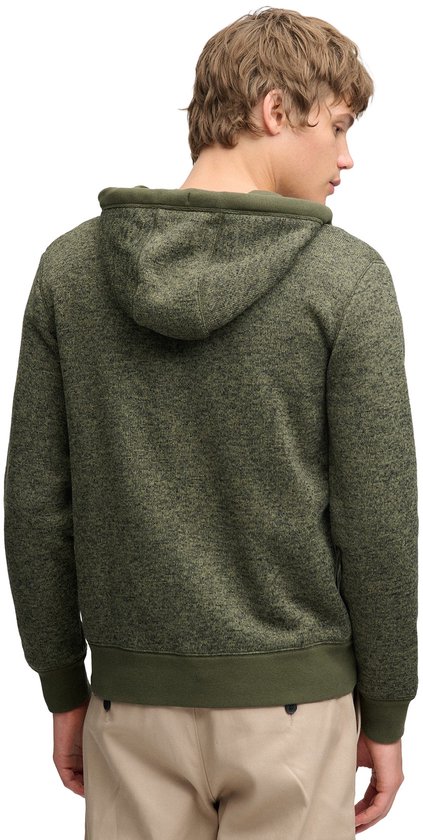 Achterkant van een olijfgroene gebreide hoodie met capuchon op een model met beige broek.