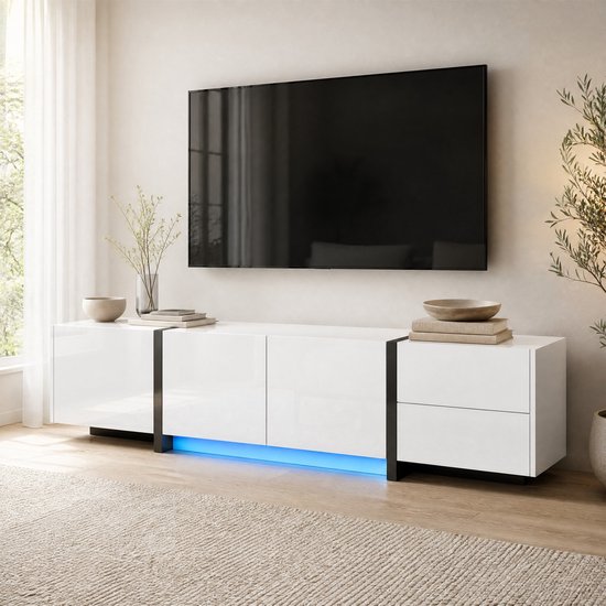 Wit hoogglans tv-meubel met opvallende blauwe LED-verlichting aan de onderzijde in een lichte woonkamer.