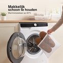 Bruine corduroy pantoffels in een waszak, klaar om in de wasmachine op 30°C te worden gewassen.