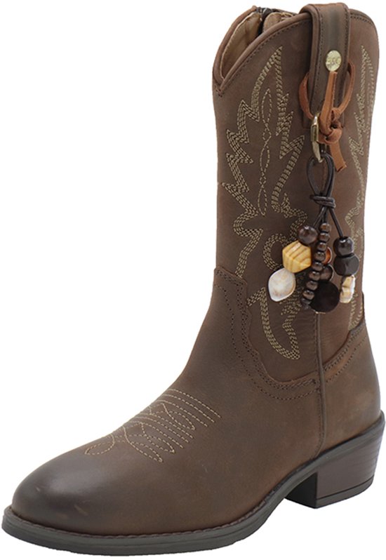 Bruine cowboylaars met gedetailleerde stiksels en een hangertje met kralen aan de schacht.