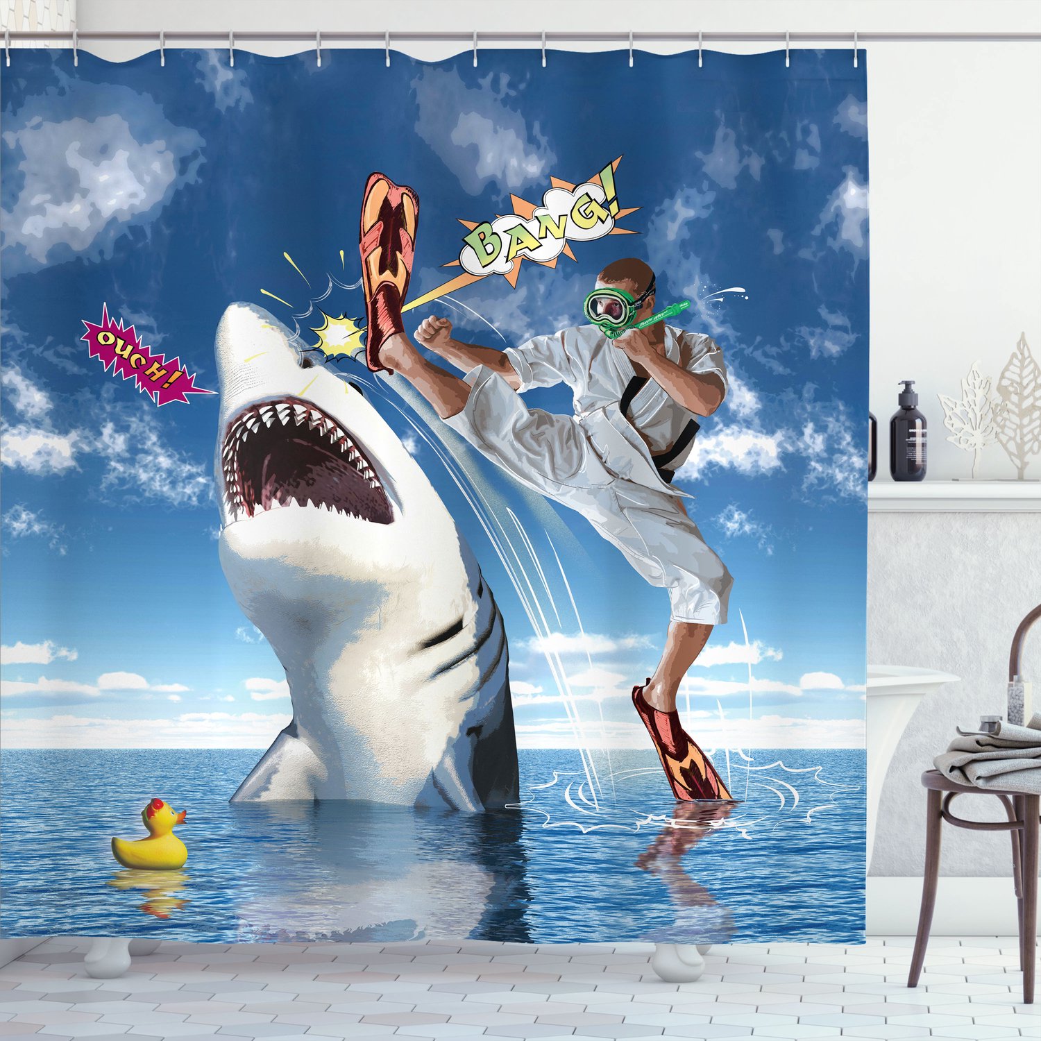 ABAKUHAUS Zeeleven Douchegordijn, Bijzonder Zeeleven met Vissen, Haaien, Karatefiguur en Comicballonnen, Stoffen Badkamerdecoratieset met Haken, 175 B x 200 L, Meerkleurig