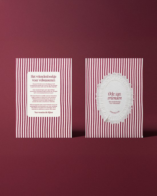Twee exemplaren van het rood-wit gestreepte vriendenboek 'Ode aan vrienden', een met kanten detail, een met tekst.