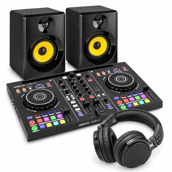 DJ-set met Vonyx Loop300 controller, twee zwarte studiomonitors met gele woofer en een zwarte hoofdtelefoon.