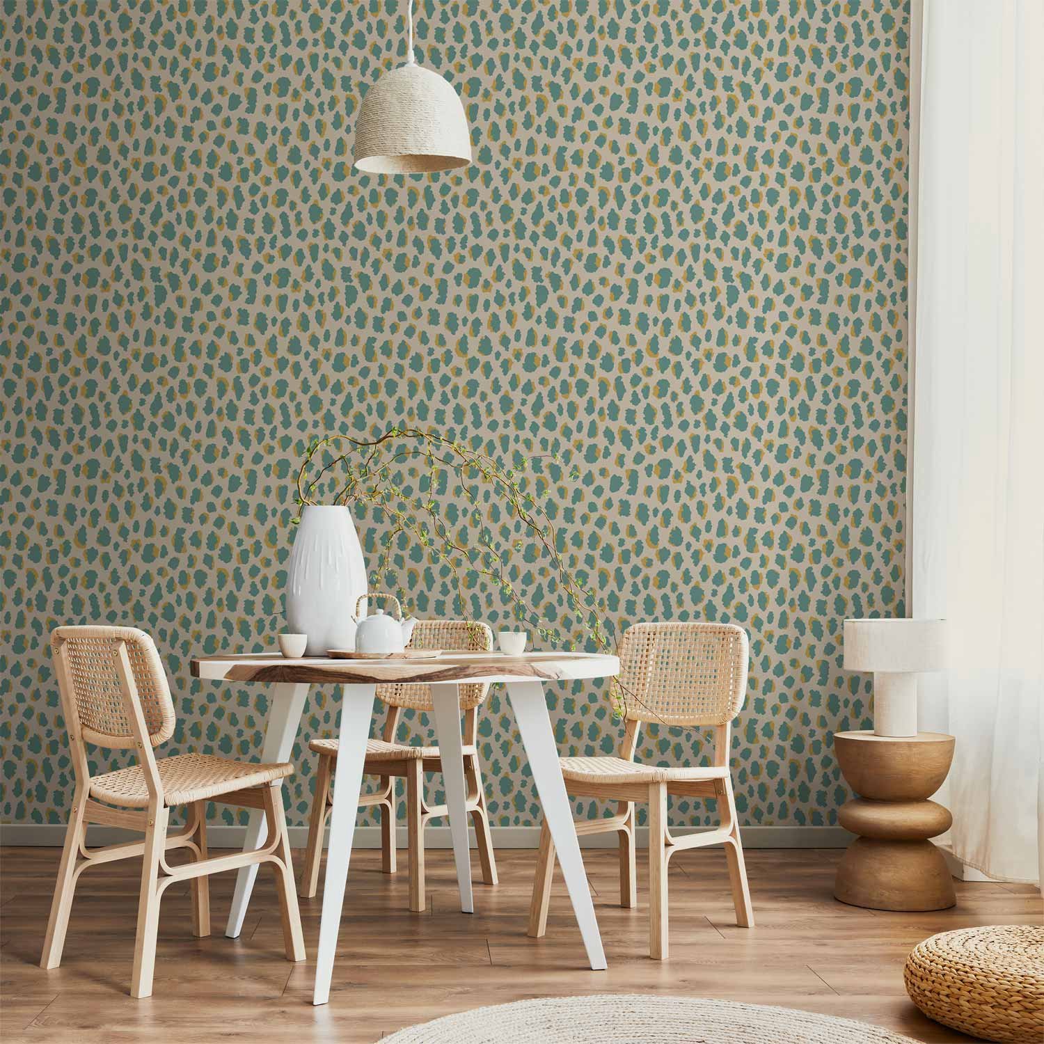 Behang - Giraffe Pattern - animal pattern in turquoise spots on a light background.