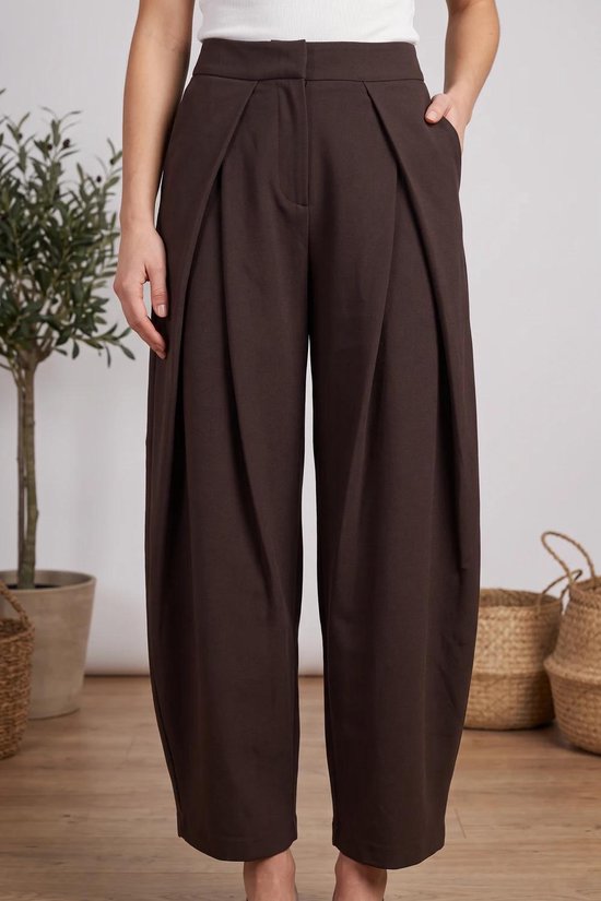 Bruine wijde broek met plooien aan de voorkant en een hoge taille.