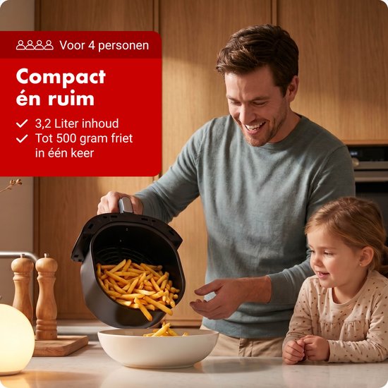 Man schenkt friet uit een open airfryer mand in een schaal, een jong meisje kijkt toe. "Compact én ruim 3,2 liter inhoud Tot 500 gram friet in één keer."