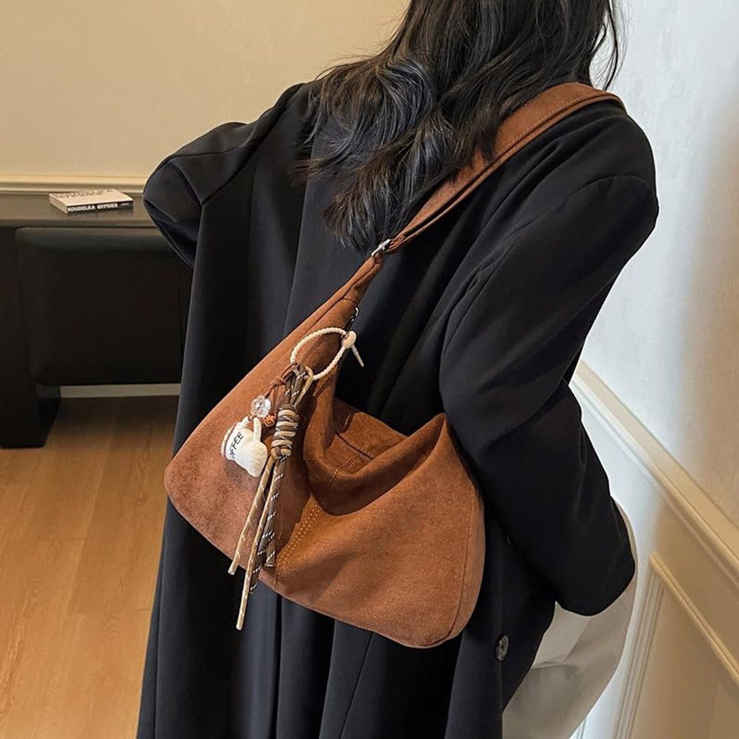 Dames Schoudertas - Zachte retro suède schoudertas met hangertje - Handtas met verstelbare schouderriem - Veelzijdige boodschappentas - Damesrugzak