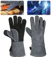 Twee grijze suède handschoenen voor lassen en grillen, getoond in actie tijdens gebruik.