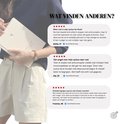Persoon houdt een beige Inner Seasons Journal vast, met reviews van gebruikers over rust in hun cyclus.