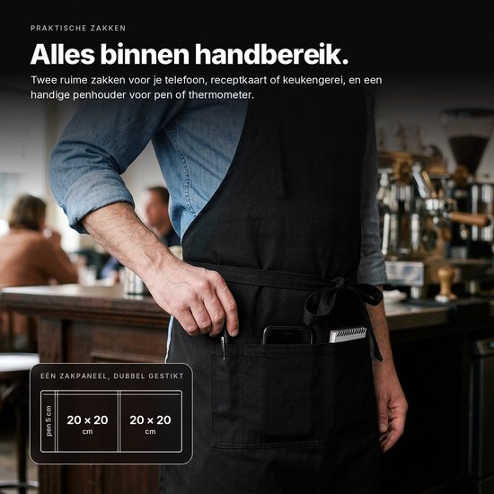 Een man met een zwart schort met drie zakken. Hij haalt een pen uit de middelste zak.