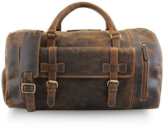 Bruine, distressed leren weekendtas met handvatten, gespen en diverse ritsvakken, geïsoleerd op witte achtergrond.