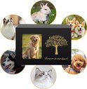 Zwarte dierenurn met fotolijst en levensboom, omringd door foto's van verschillende huisdieren.
