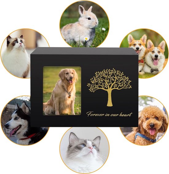 Zwarte dierenurn met fotolijst en levensboom, omringd door foto's van verschillende huisdieren.