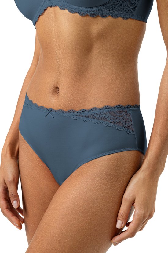 Close-up van een blauwe dames-slip met kanten tailleband en strikje, gedragen door een model.