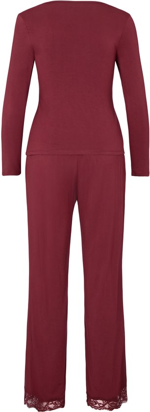 Bordeauxrode pyjamaset, achterkant, met kanten afwerking aan de onderkant van de broekspijpen.