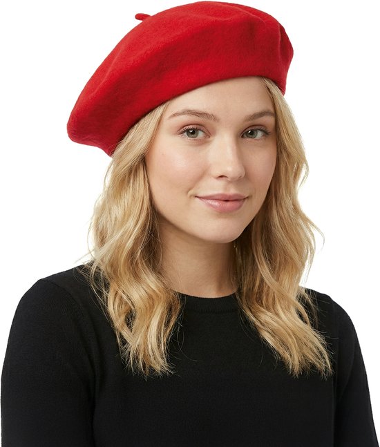 Een blonde vrouw met lange golvende haren draagt een rode baret.