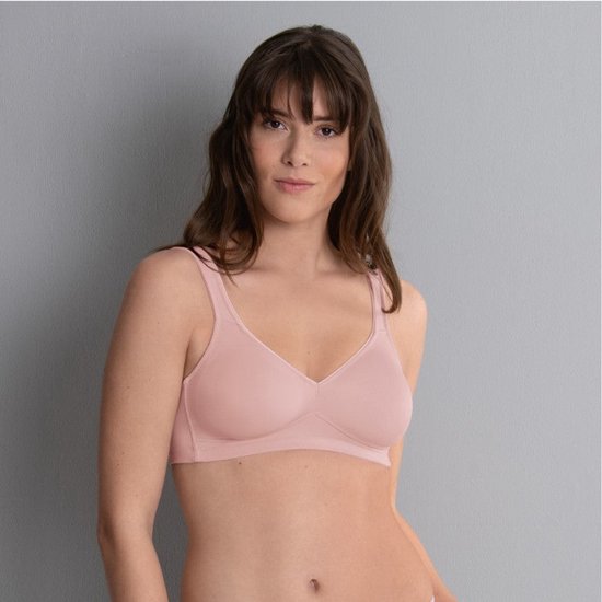 Model draagt een gladde, beugelloze RosaFaia Beautyfull Twin bh in oudroze.