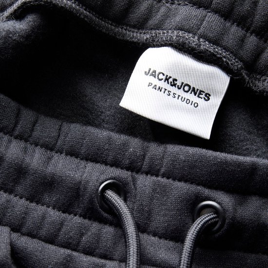Detail van de elastische tailleband met trekkoord en JACK&JONES PANTS STUDIO label.