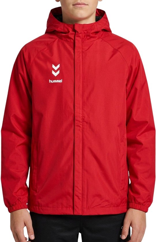 Voorkant van rode Hummel sportjas met capuchon, merklogo en tekst op een jongen.