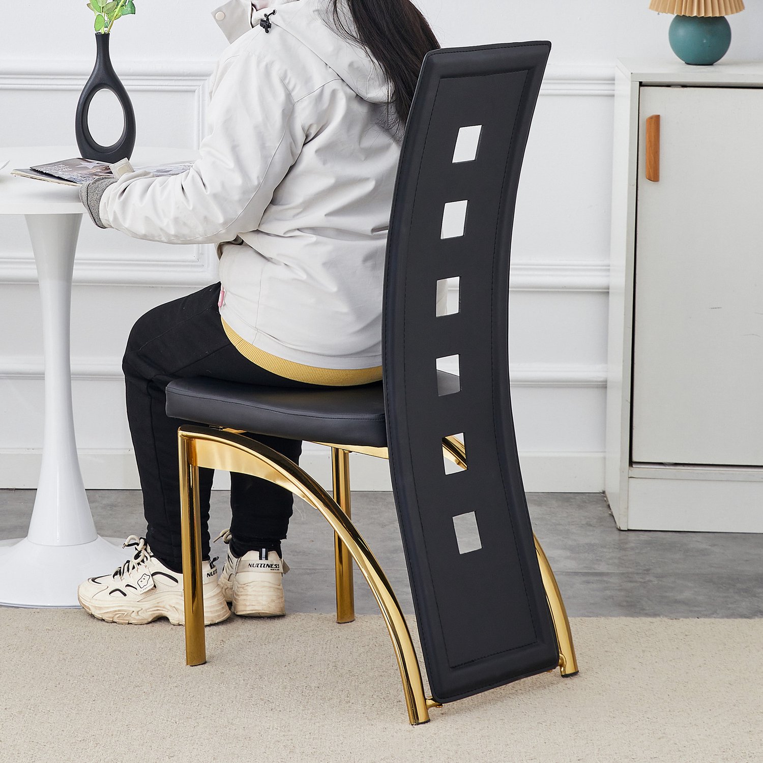 HAUSS SPOLE Eetkamerstoelen - Set van 6 - Geometrisch Opengewerkte Rugleuning en Gewatteerde Zitting - Voor Eetkamer en Woonkamer - Zwart Kunstleer en Goudkleurig Metaal Zwart en goud