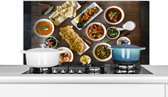 Spatscherm keuken 100x50 cm - Kookplaat achterwand Witte borden en schalen gevuld met Indiaas eten op een houten tafel - Muurbeschermer - Spatwand fornuis - Hoogwaardig aluminium