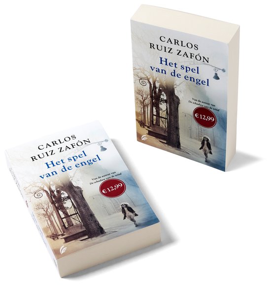 Twee boeken "Het spel van de engel" van Carlos Ruiz Zafón, met een afbeelding van een kind op een winterse straat.