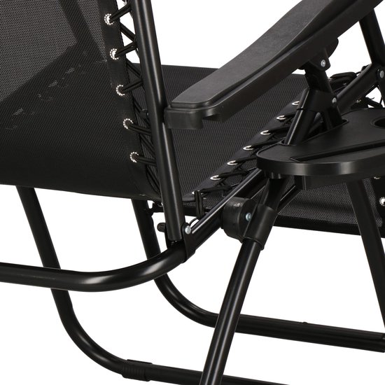 Detail van de zwarte relaxstoel: armleuning met bekerhouder en opbergvak, frame van zwart metaal en gaasstof zitting.