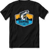Fishing club mountains| vissen outdoor T-Shirt Heren / dames | hengelsport cadeau Shirt - grappige Spreuken, Zinnen en Teksten Maat S