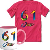 61 Jaar Vrolijke Verjaadag T-shirt met mok giftset Roze | Verjaardag cadeau pakket set | Grappig feest shirt Heren – Dames – Unisex kleding | Koffie en thee mok | Maat L