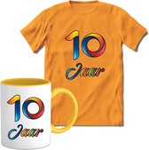 10 Jaar Vrolijke Verjaadag T-shirt met mok giftset Geel | Verjaardag cadeau pakket set | Grappig feest shirt Heren – Dames – Unisex kleding | Koffie en thee mok | Maat 3XL