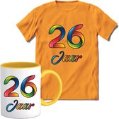 26 Jaar Vrolijke Verjaadag T-shirt met mok giftset Geel | Verjaardag cadeau pakket set | Grappig feest shirt Heren – Dames – Unisex kleding | Koffie en thee mok | Maat L