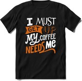 I must get up, coffee needs me | Koffie Kado T-Shirt Heren - Dames | Perfect Verjaardag Cadeau Shirt | Grappige Spreuken - Zinnen - Teksten | Maat 3XL