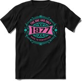 1977 The One And Only | Feest Kado T-Shirt Heren - Dames | Cobalt - Licht Roze | Perfect Verjaardag Cadeau Shirt | Grappige Spreuken - Zinnen - Teksten | Maat S