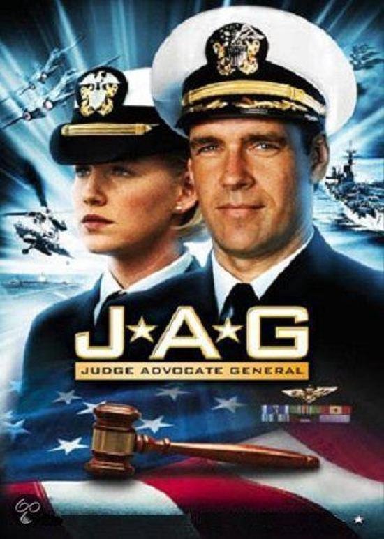Twee officieren in marineuniformen met petten, een hamer en de Amerikaanse vlag op de achtergrond. De tekst 'JAG JUDGE ADVOCATE GENERAL' is prominent aanwezig.