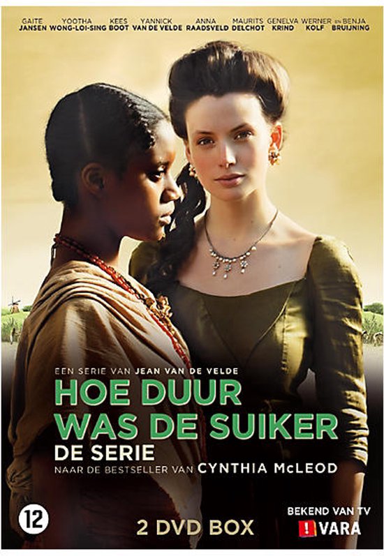 Twee vrouwen, een blanke en een zwarte, kijken elkaar aan. Zwarte vrouw draagt een bruine sjaal, blanke vrouw draagt een groene jurk.