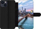 Bookcase Geschikt voor iPhone 13 telefoonhoesje - Skyline van New York bij de Brooklyn Bridge - Met vakjes - Wallet case met magneetsluiting