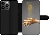 Bookcase Geschikt voor iPhone 13 Pro telefoonhoesje - Vrouw met goud geverfde handen en een wolk van glitters - Met vakjes - Wallet case met magneetsluiting